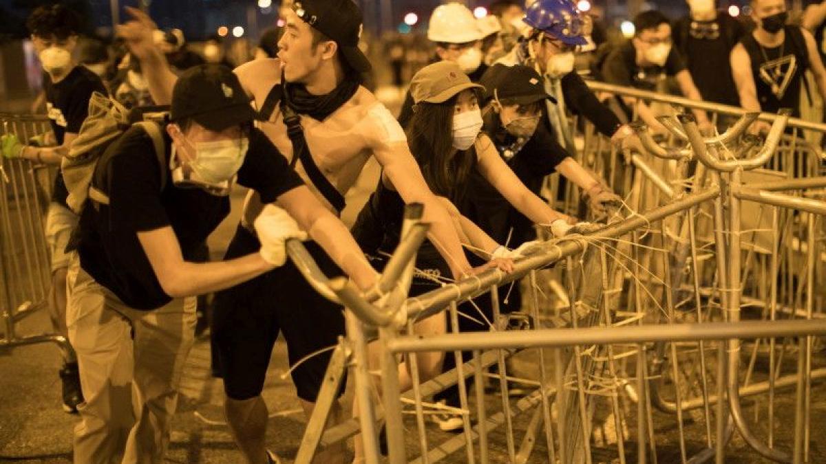 Haos total şi violenţă în Hong Kong. Sute de mii de oameni au participat la protestul neautorizat de autorităţi