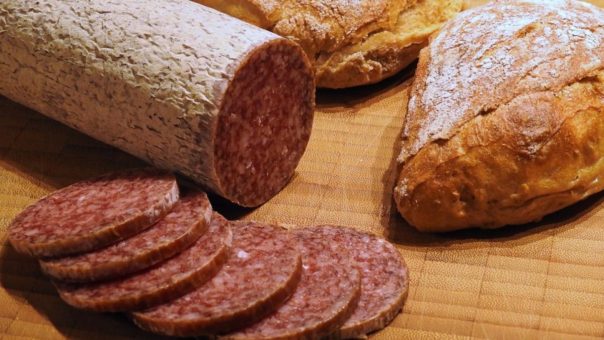 Mesajul alarmant al unui producător de mezeluri din România: Nu mai găsim carne de porc tranşată pentru producţie!