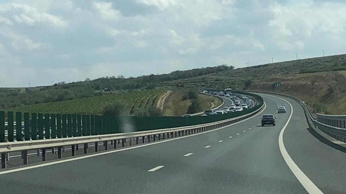 Șoferiță găsită în stare gravă în mașină, la marginea autostrăzii A1. Nimeni nu știe ce s-a întâmplat