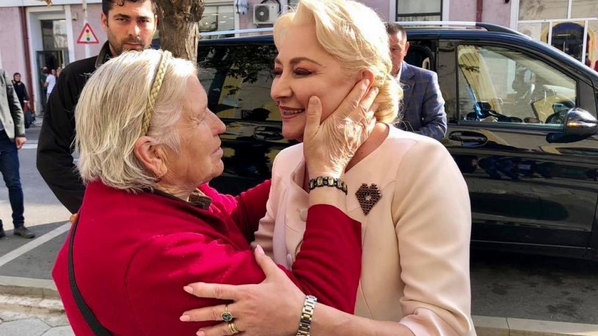 Sucevenii s-au înghesuit să-i întâmpine cu căldură pe liderii PSD. O bătrână i-a pupat mâna Vioricăi Dăncilă