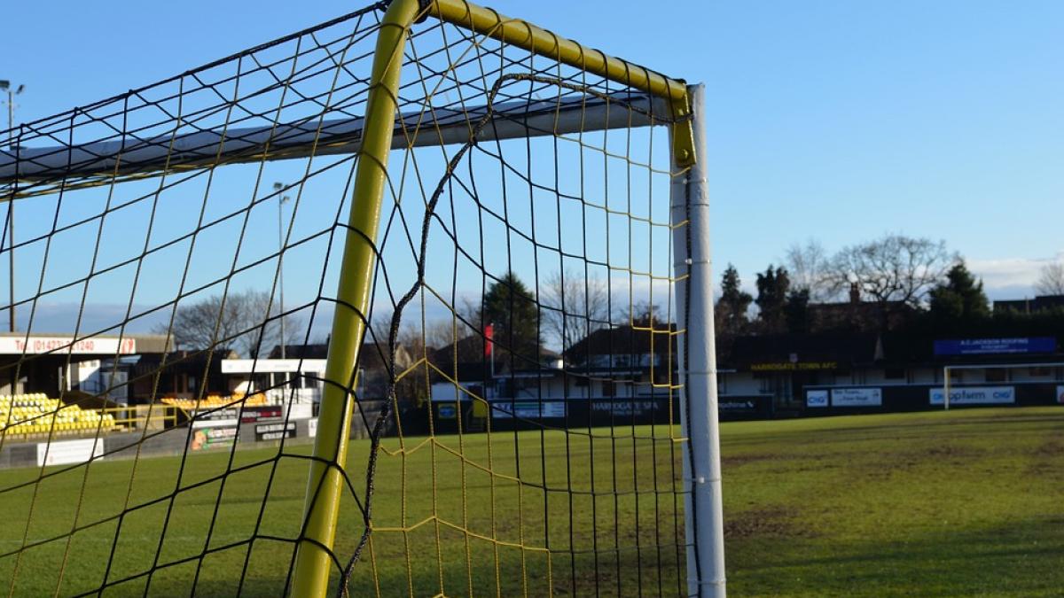 O fetiţă de şapte ani a murit în curtea şcolii, după ce a fost strivită de o poartă de fotbal