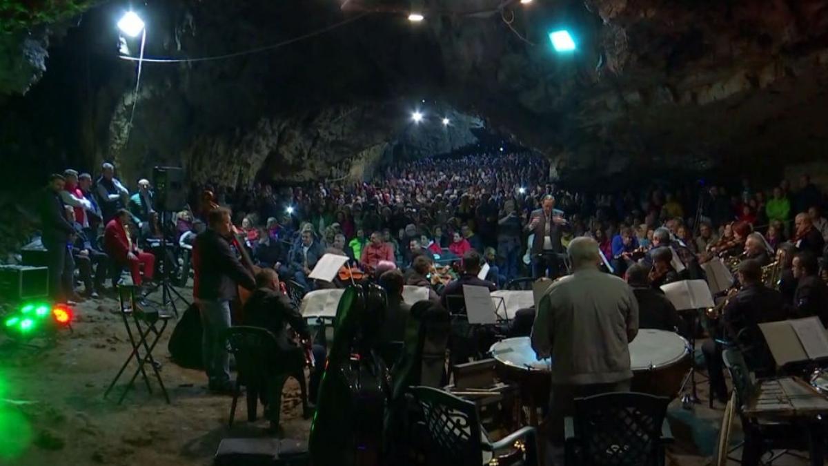 Concert simfonic unic în Europa într-o peşteră din România: ''Rezonanţa peşterei îţi dă fiori!''