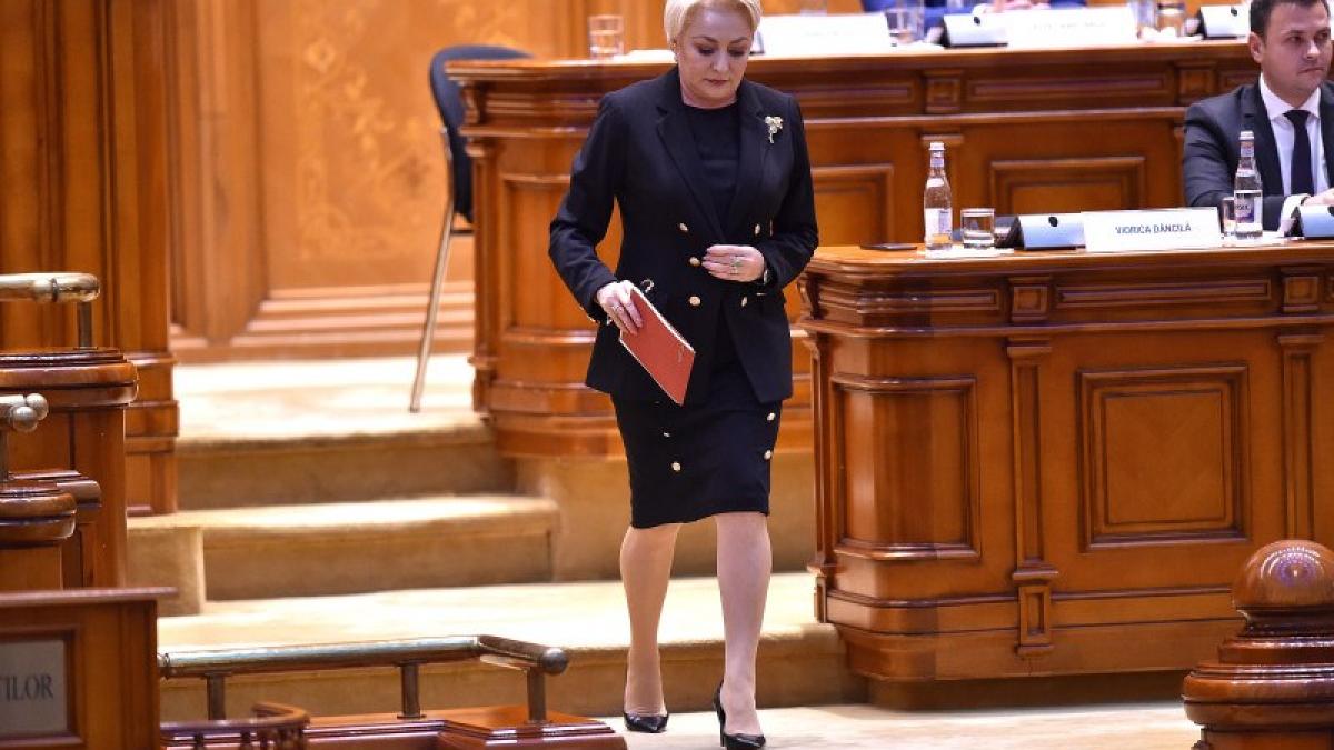 Premierul demis Viorica Dăncilă și-a dezvăluit secretul. Ce reprezintă de fapt broșa pe care o poartă?