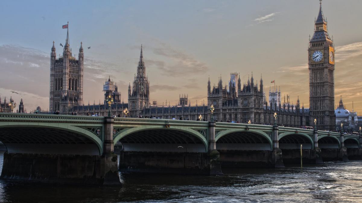 Alertă în Londra. Substanță toxică împrăștiată pe o arteră comercială din centrul orașului