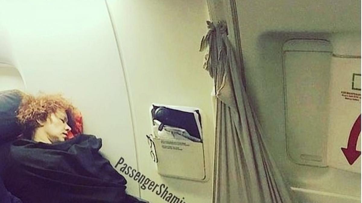 Ipostaza neașteptată în care a fost fotografiată o femeie în avion. Oamenii nu știu dacă să o laude, ori să îi strige că e inconștientă!