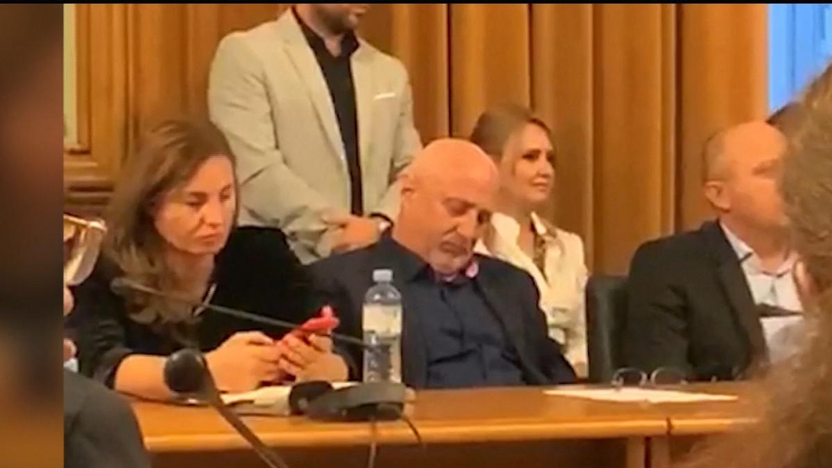 Momente de cascadorii râsului la audierile miniștrilor. Cine sunt politicienii care au tras un pui de somn în Parlament - VIDEO