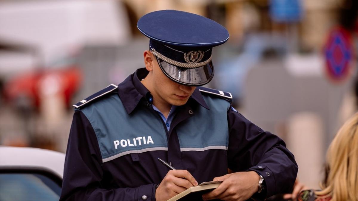 Poliţist considerat erou la Craiova, arestat pentru pornografie infantilă şi relaţii sexuale cu o minoră dintr-un centru de plasament