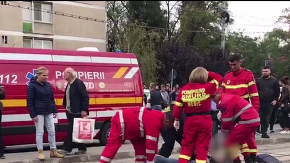 Imagini cu pietonii spulberaţi de o maşină în stația de tramvai din centrul Craiovei- VIDEO