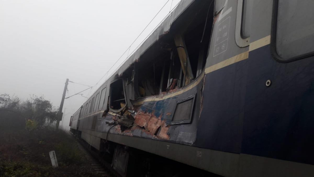 Ciocnire fatală între un tren şi un camion la o trecere de cale ferată. Şoferul a murit pe loc