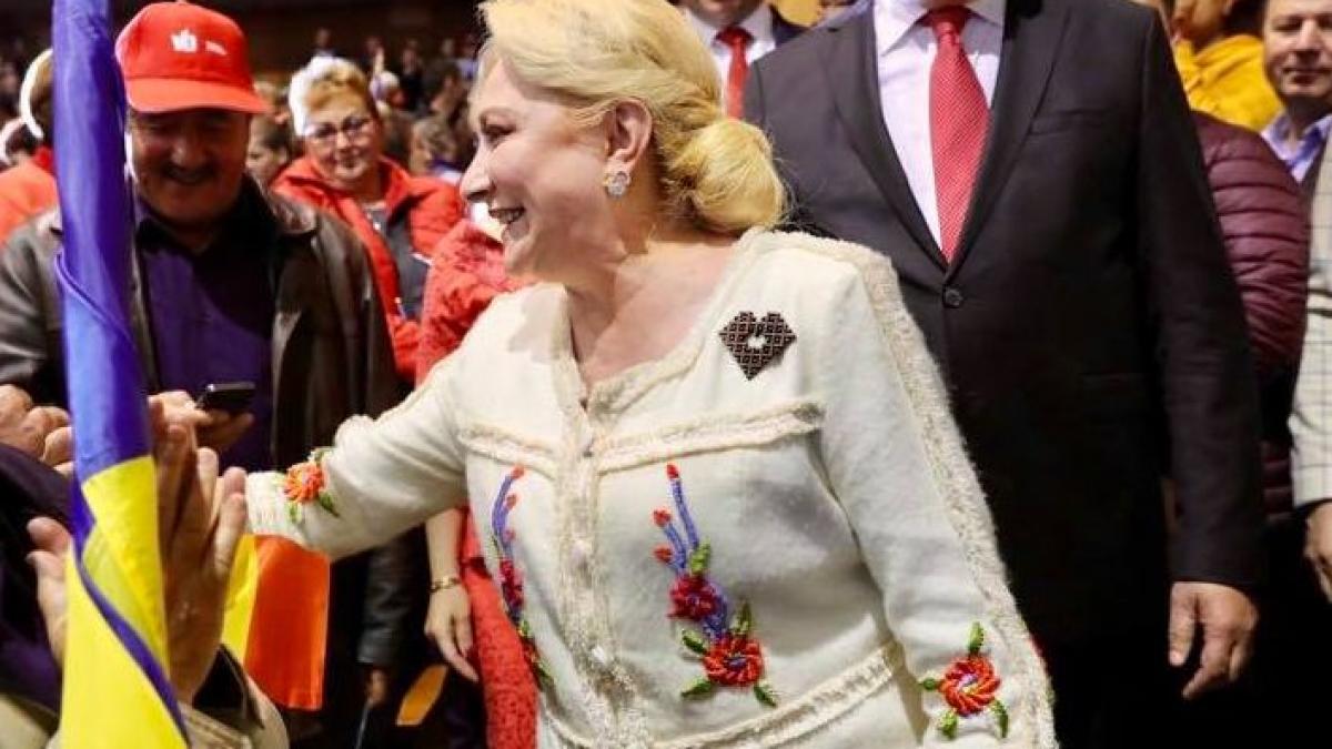 Ce a răspuns Viorica Dăncilă când a fost întrebată dacă are cască în ureche