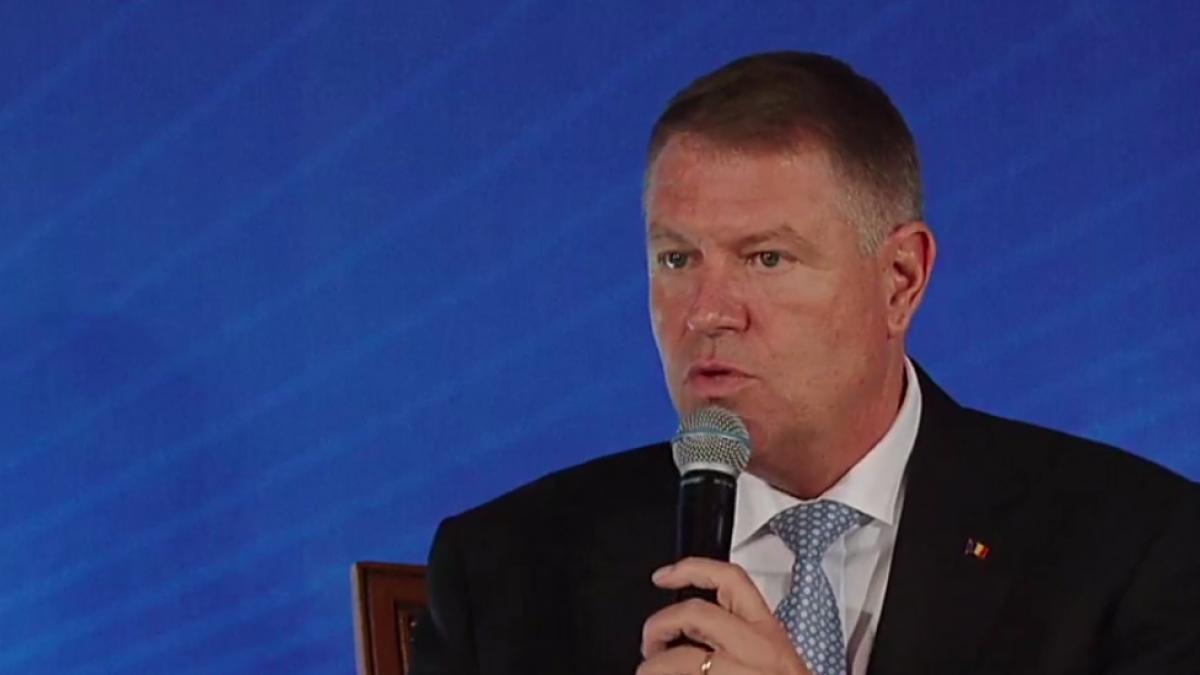 Iohannis a fost așteptat de protestatari la încheierea dezbaterii. Ce scria pe pancartele acestora