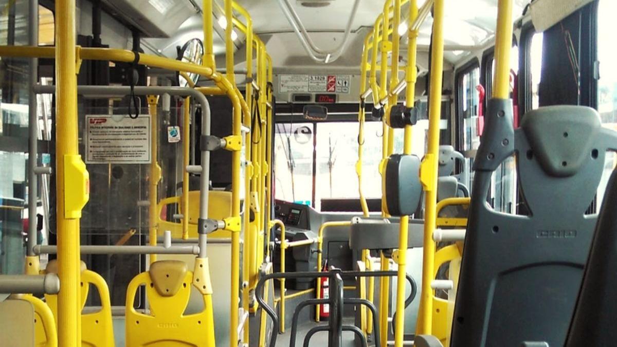 Scandal violent în autobuz! Doi bărbați s-au luat la bătaie sub privirile speriate ale celorlalți pasageri 