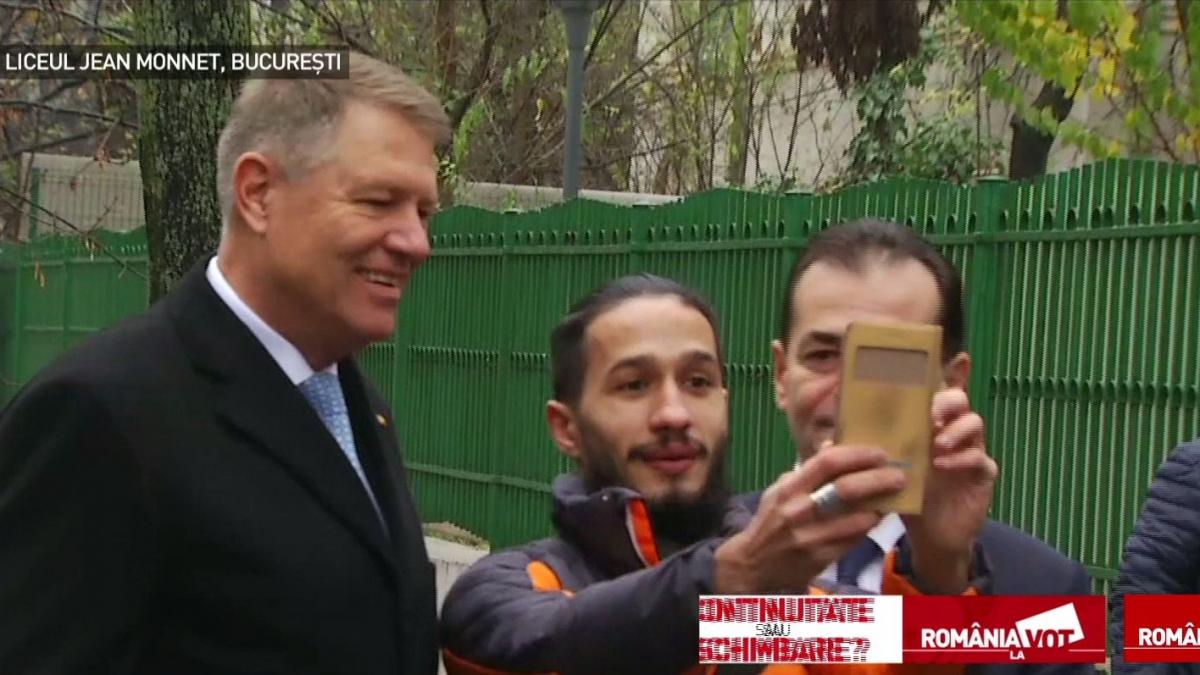 Moment inedit pentru Klaus Iohannis, la secția de votare. Un susținător i-a cerut să apară într-un selfie alături de Ludovic Orban