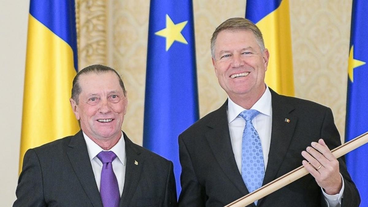 Klaus Iohannis și Ivan Patzaichin, imaginea zilei pe Facebook. Cum s-a fotografiat președintele alături de marele sportiv, la ceremonia ce i-a fost dedicată