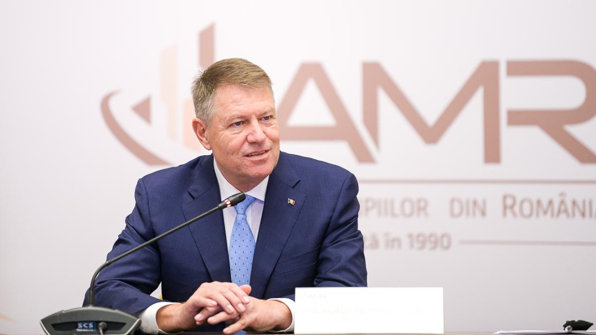 Iohannis îi retrage decorația lui Adrian Năstase