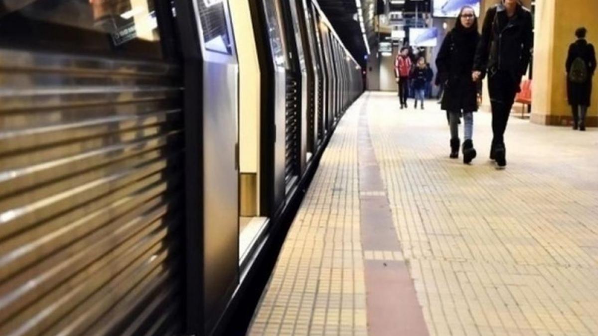 Gabriel ajunsese în stația de metrou Piața Victoriei, când a avut parte de o surpriză cu totul neașteptată. A scos imediat telefonul și a înregistrat totul (VIDEO)