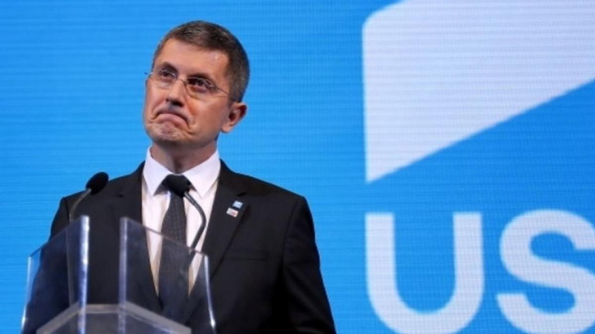 Un nou val de excluderi din USR. Protest la sediul partidului faţă de Barna - surse