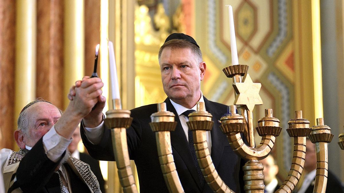 Klaus Iohannis, la ceremonia de Hanuka: Voi condamna orice manifestare de rasism, xenofobie sau antisemitism