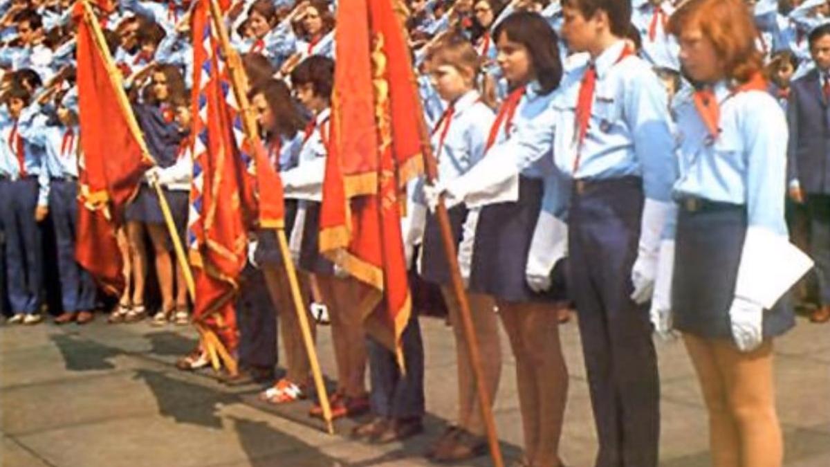 Educația, înainte și după Revoluția din 1989, de la propagandă la pragmatism. Ce știe noua generație despre vremurile trăite de părinții lor