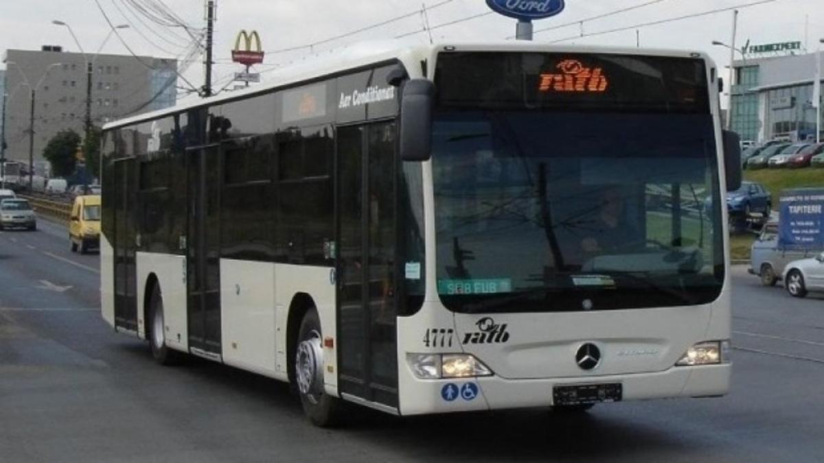 Era în autobuzul 131, la Piața Romană, când a auzit o tânără vorbind mai tare la telefon. Când a realizat cu cine vorbește tânăra, a încremenit