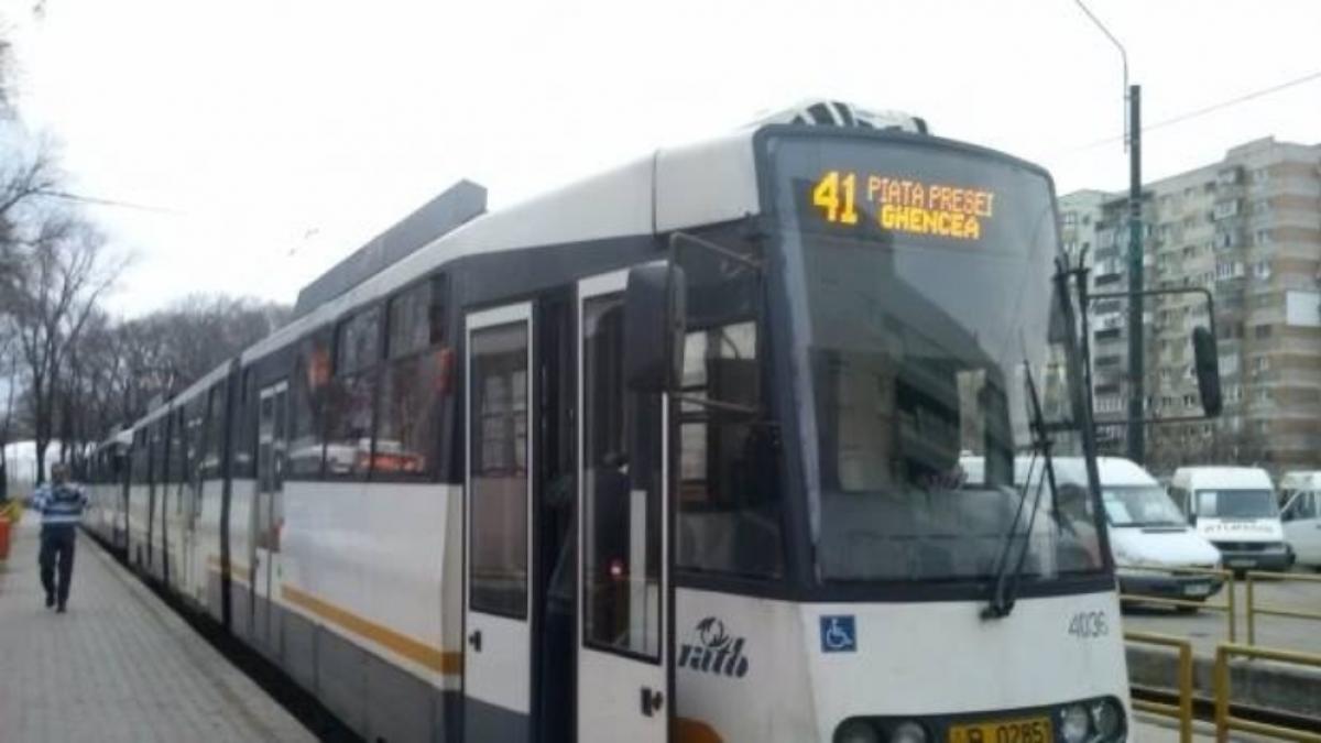 Era în tramvaiul 41, când i s-a părut că zărește pe cineva cunoscut. Când și-a dat seama cine era, a încremenit: Era chiar el!