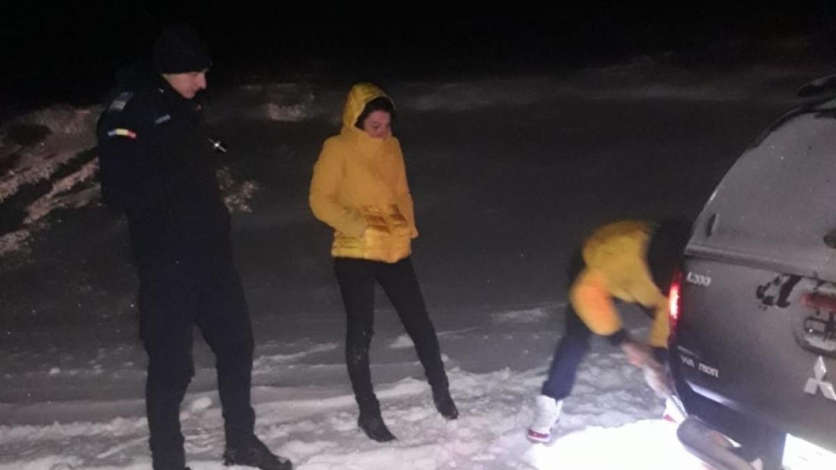 Turişti blocaţi pe Transalpina, cea mai înaltă şosea din România, în prima zi a anului. Scuza invocată de aceştia