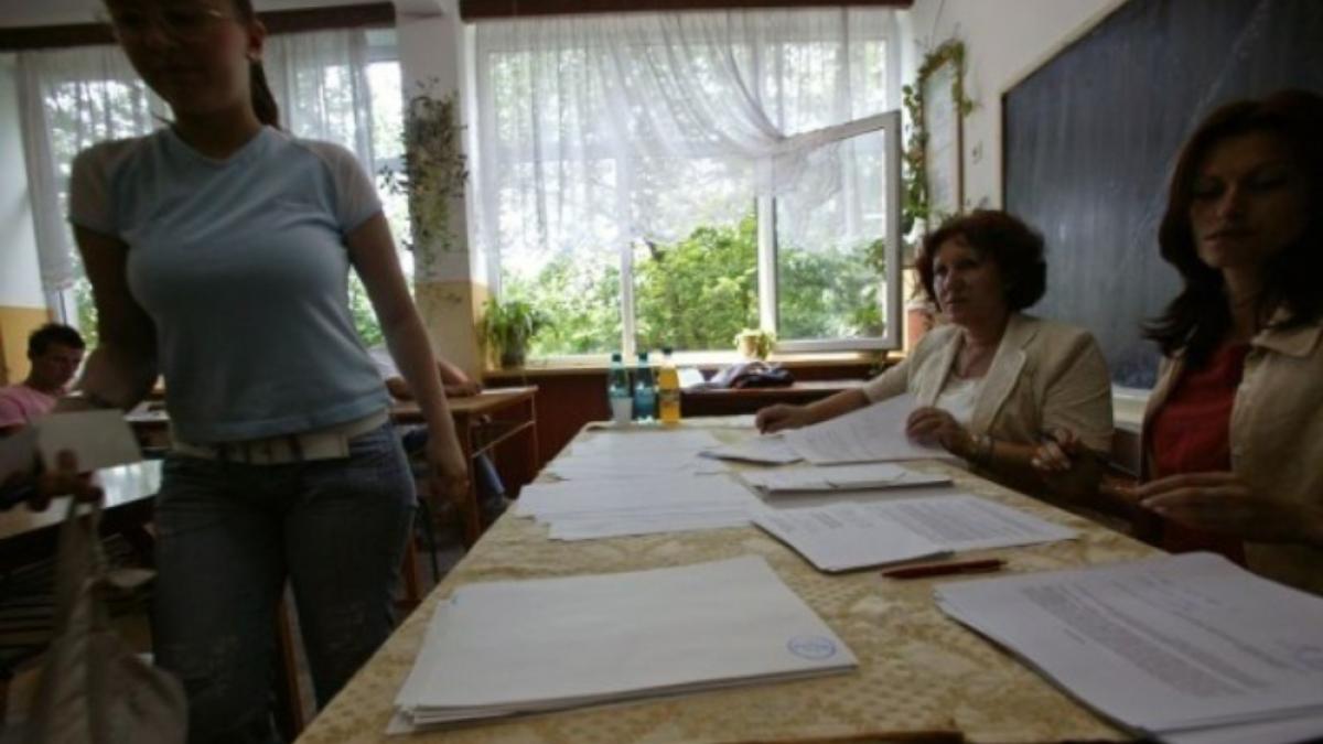 Salarii tăiate pentru ca şcolile să se încadreze în bugete. Câţi profesori au făcut voluntariat fără să ştie 