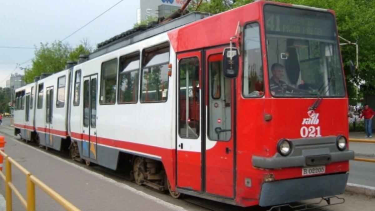 Panică în Capitală. Un tramvai plin cu călători a deraiat