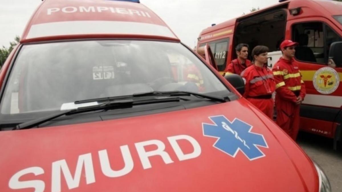 Accident rutier grav în Prahova: Trei răniţi după ce două maşini s-au ciocnit frontal 