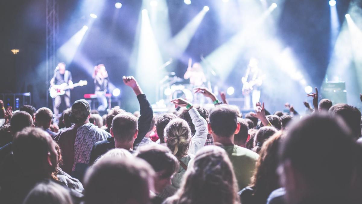 Un român a furat 30 de telefoane la un concert rock din Amsterdam. Incredibil unde le-a ascuns