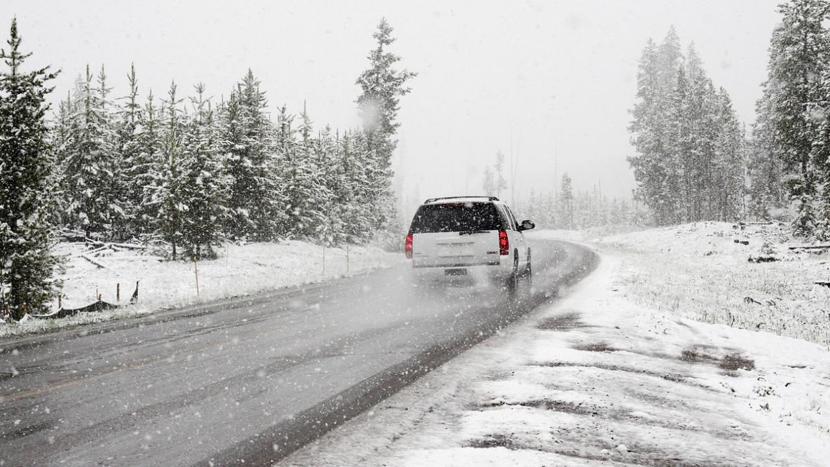 Avertizări meteo de ninsori şi viscol în mai multe zone ale ţării