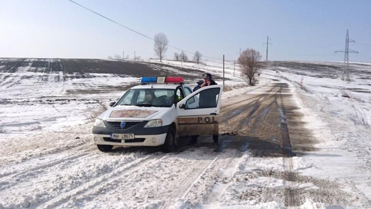 Autostrada Soarelui este închisă traficului auto. O ambulanţă a rămas înzăpezită