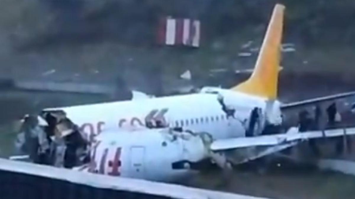 Avion rupt în bucăți la aterizarea pe aeroportul din Instanbul: Trei morți și peste 100 de răniți