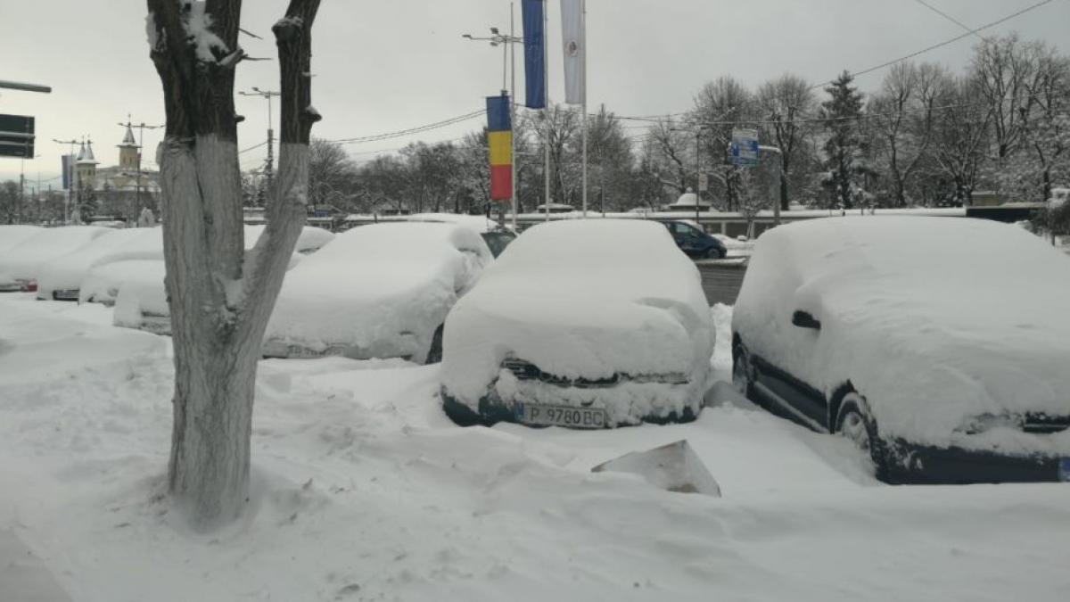 Capitala, aproape izolată din cauza viscolului. Stratul de zăpadă are, în anumite zone, 35 de cm