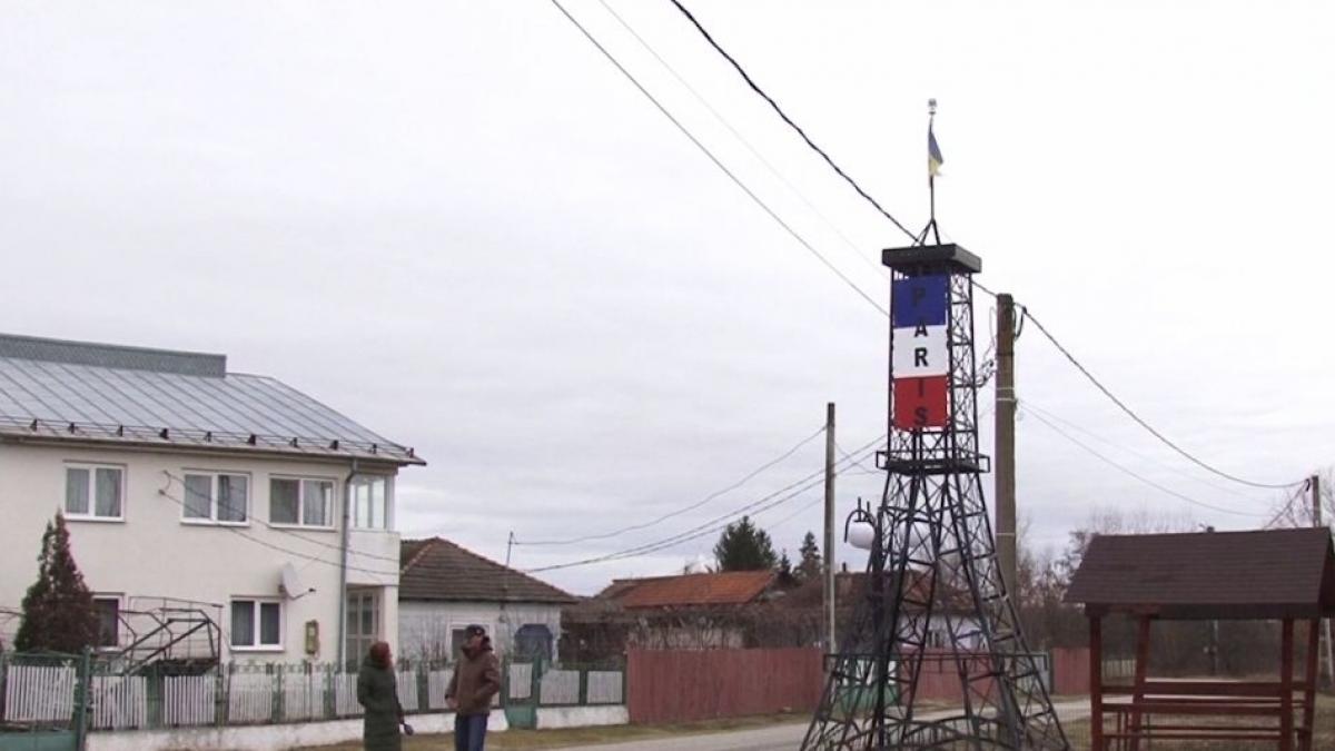 Monumentele unei comune din Olt stârnesc hohote de râs. Cum arată Turnul Eiffel din satul Paris - VIDEO