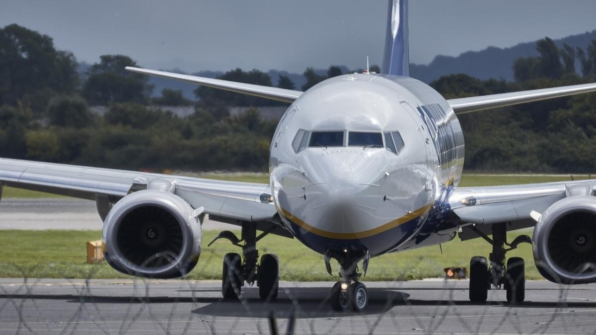 Momentul în care un bărbat moare strivit de un avion, pe aeroport. Cum a fost posibil - VIDEO 