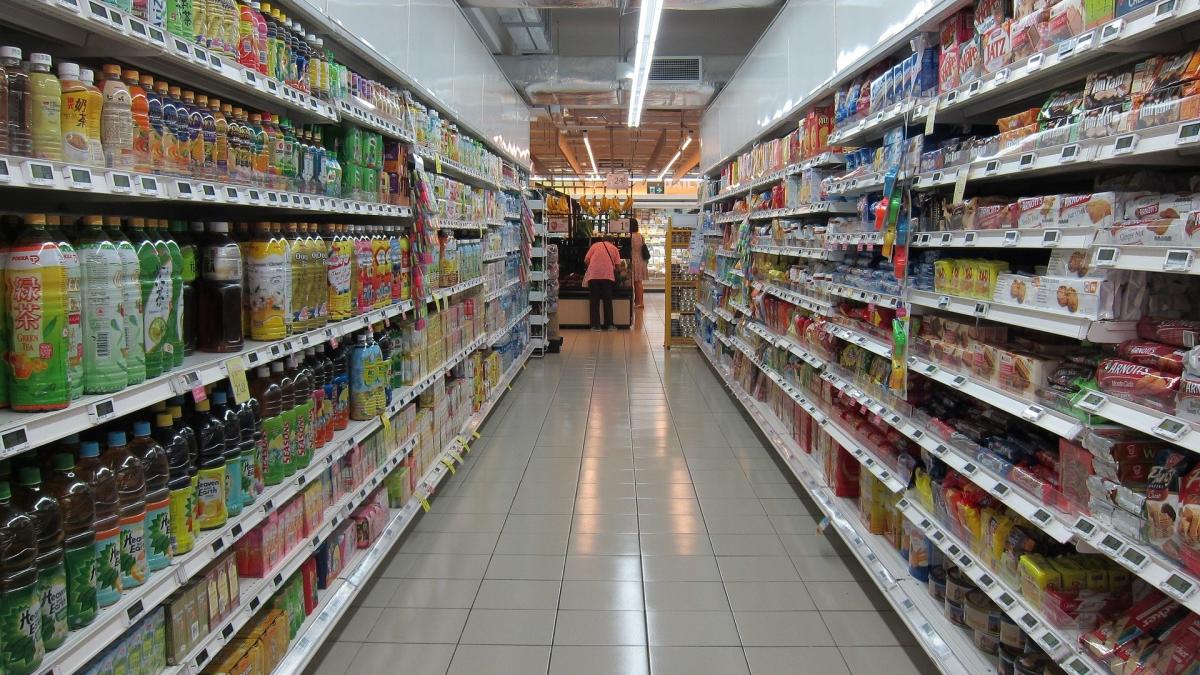 Bunicuța s-a dus la supermarket să facă câteva cumpărături. Însă cum își uitase ochelarii acasă, nu și-a dat seama ce greșeală uriașă a făcut. A intrat în pământ de rușine. Acum toată lumea râde de gafa ei