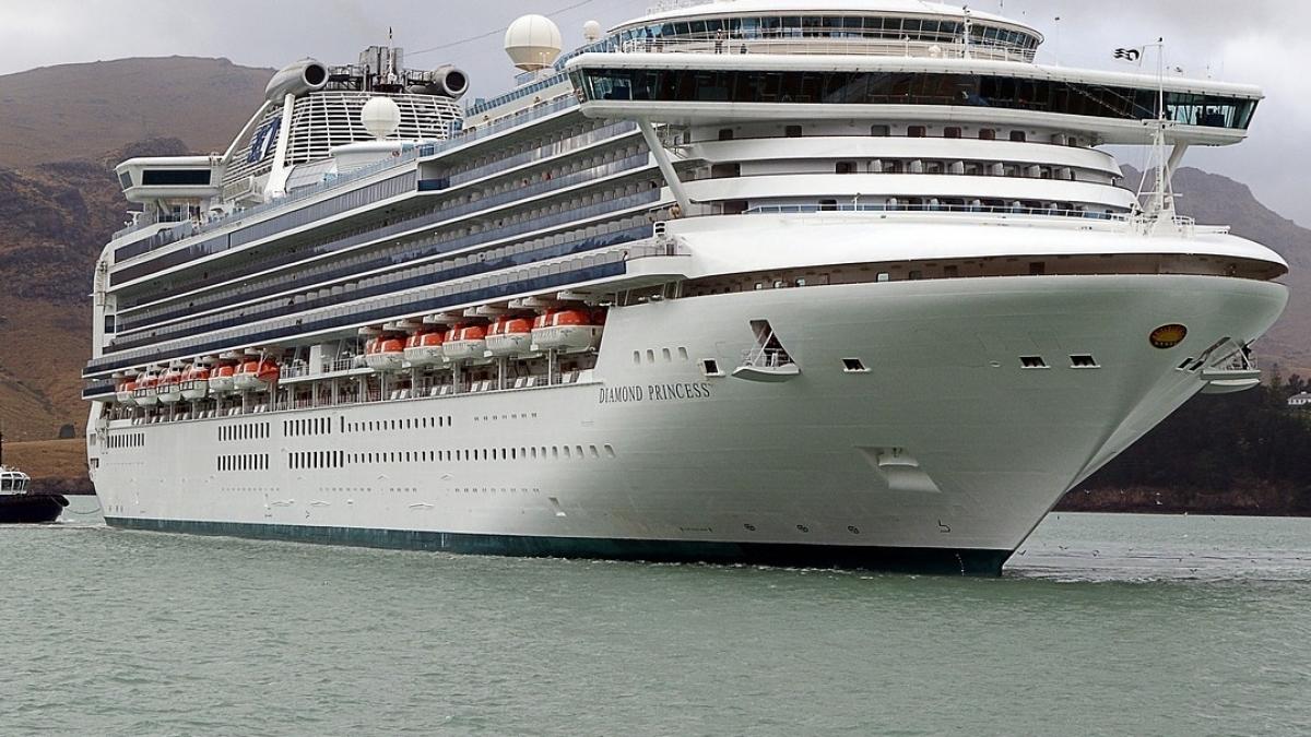 Pasageri americani evacuați de pe nava Diamond Princess. 16 români, captivi în continuare pe vasul de croazieră