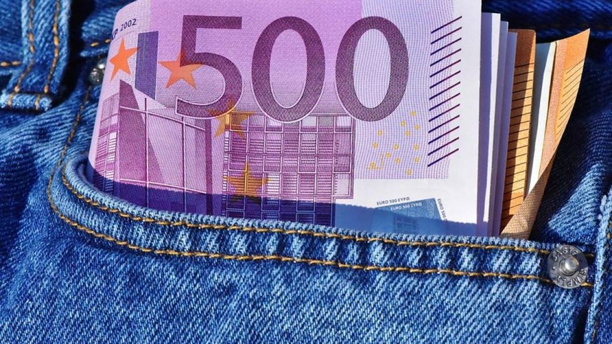 Curs valutar 19 februarie 2020. Euro scade spre 4,77 lei