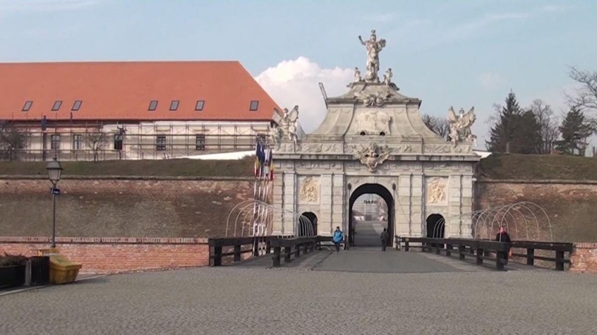 Cetatea Alba Carolina, un pericol pentru trecători, din cauza cărămizilor care se desprind de pe ziduri