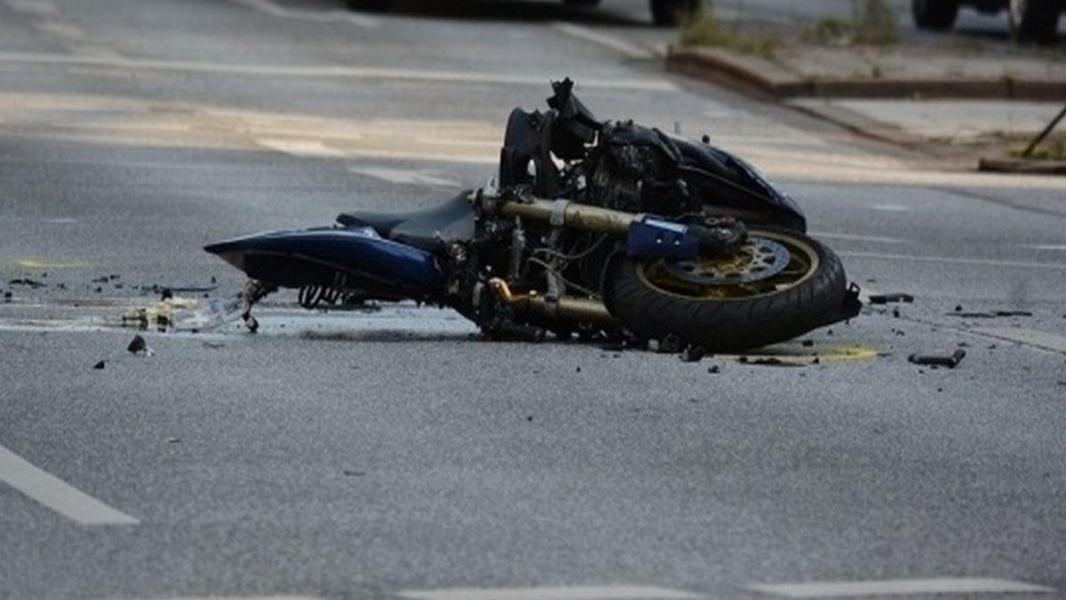 Accident grav în Capitală. Un motociclist a fost lovit în plin de un camion