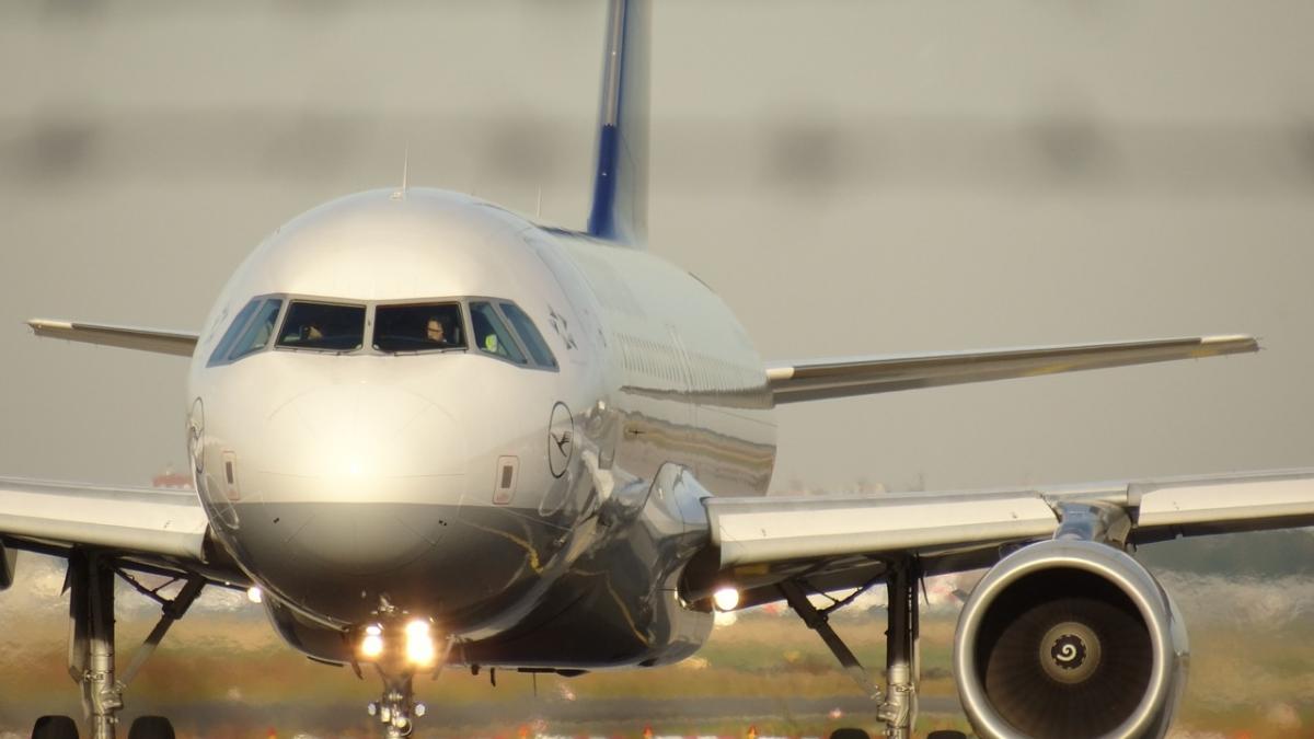 Stewardesele care au fost în avion cu italianul confirmat cu coronavirus, în carantină