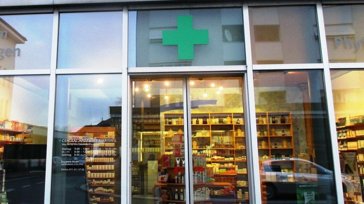 Controale aspre în farmaciile de la granița cu România, pentru a preintâmpina o criză a măștilor medicale