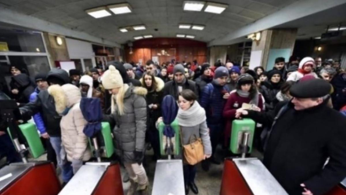 Măsuri împotriva coronavirusului la metrou. Oamenii să încerce să se îndepărteze, să nu fie aproape unul de celălalt