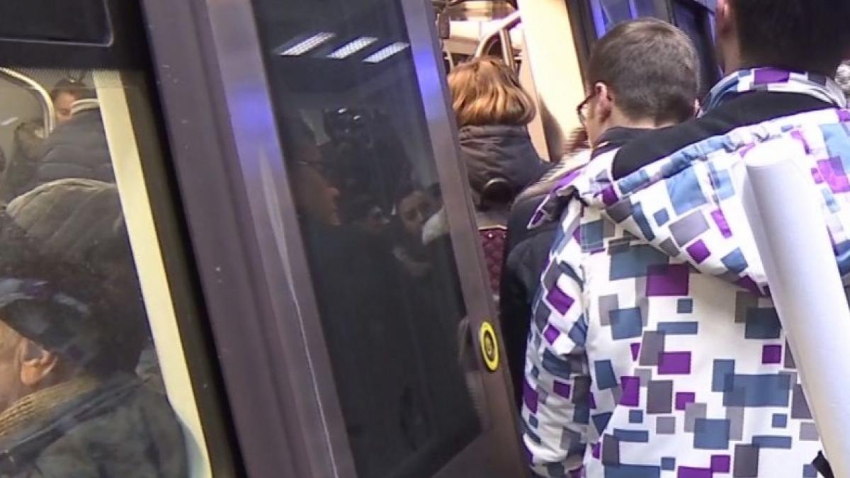 Aglomerație mare la metrou. Oamenii par să țină cont de recomandările lui Raed Arafat