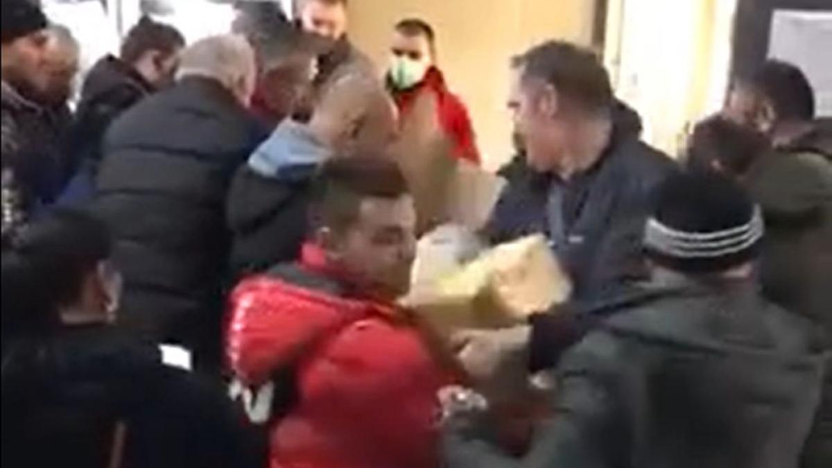 S-au bătut pentru mălai într-un supermarket din Ploiești. În doar câteva secunde, pungile au dispărut (VIDEO)