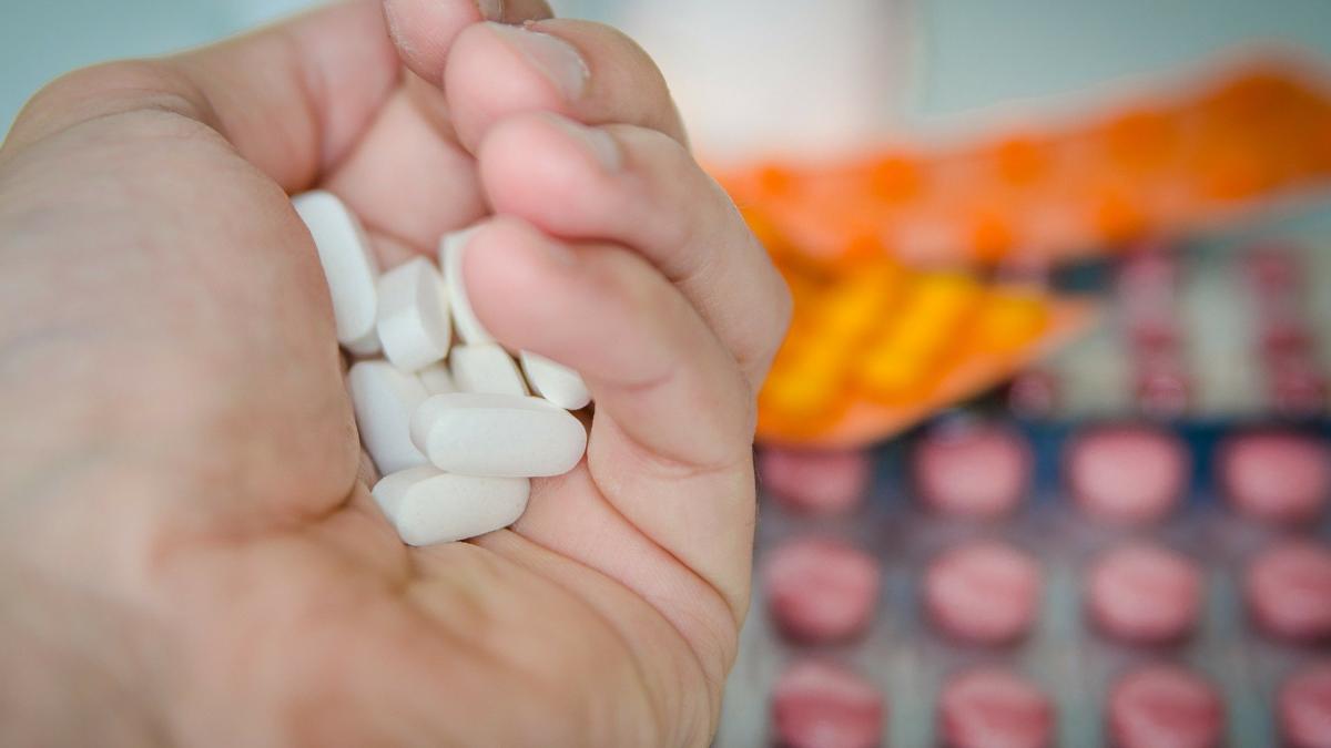 Stocurile de paracetamol au scăzut drastic în farmacii, după ce românii au înțeles că așa se tratează de coronavirus