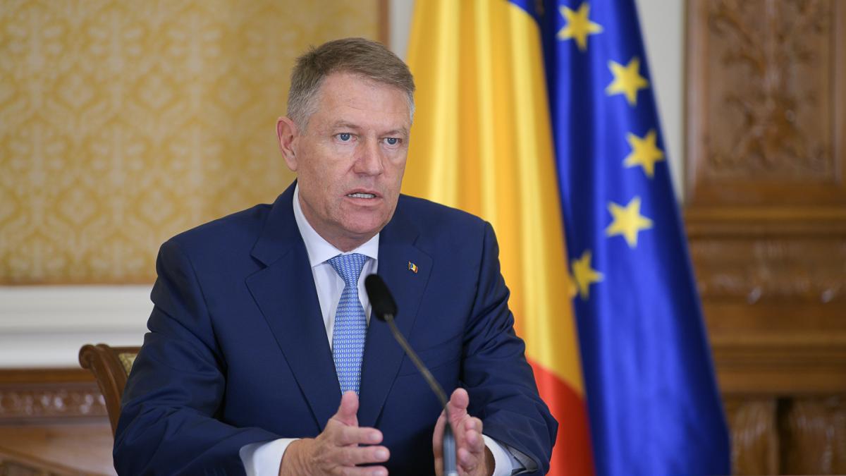 Klaus Iohannis le cere românilor să stea în case: „Nu vă îmbrățișați cu prietenii, nu dați mâna, evitați orice contact direct!”