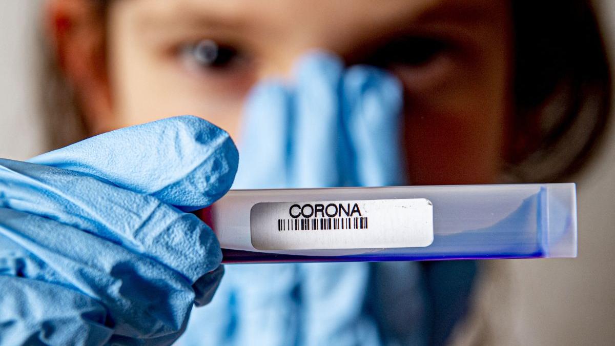 220 de persoane au murit de coronavirus în România