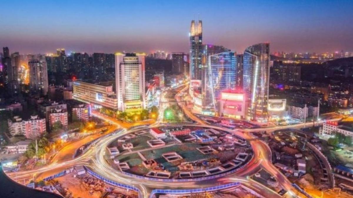 Wuhan a revenit la viaţă. Dupa 76 de zile de carantină totală, capitala provinciei Hubei, s-a deschis total. Imagini spectaculoase